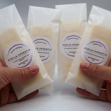 Indlæs billede til gallerivisning A luxurious floral wax melt inspired by Lush's Fairy Dust, with notes of cherry, vanilla, and cotton candy